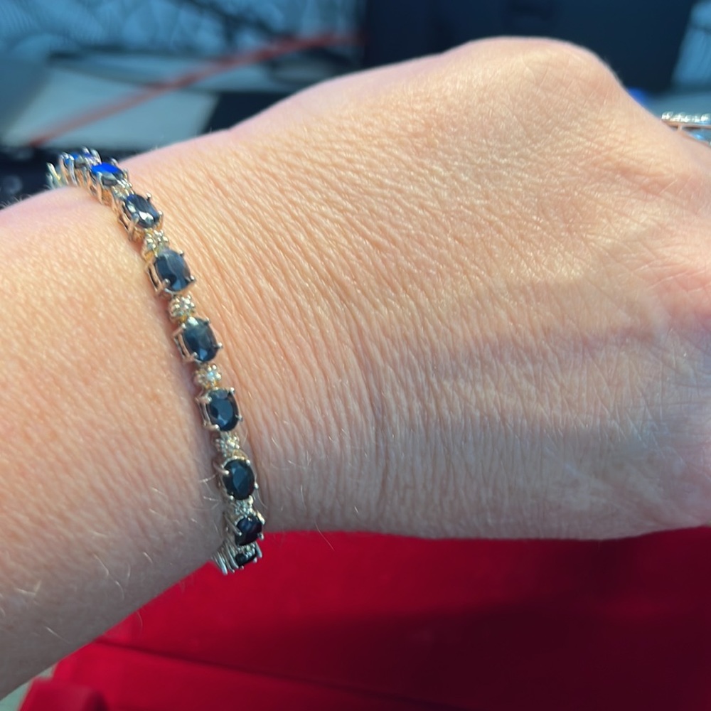 Sapphire tennis bracelet with silver crown beads - Picture 2 of 8